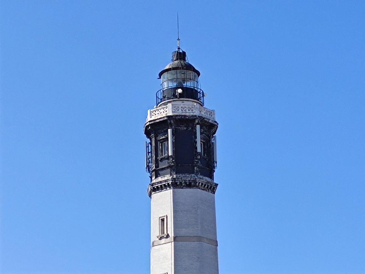Les Lumieres Du Phare Lägenhet Calais Exteriör bild